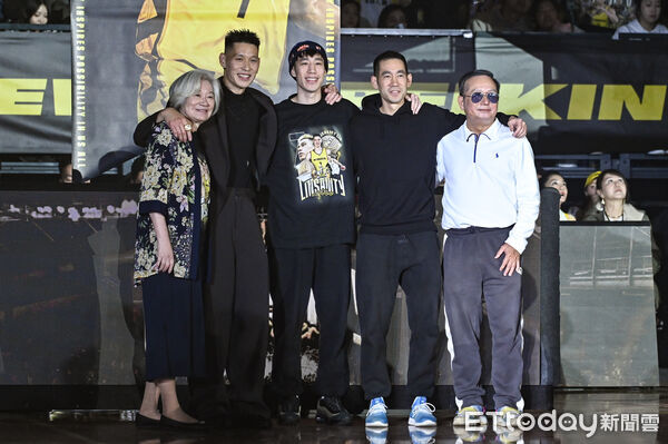 ▲▼林書豪球衣引退儀式,林書豪爸媽、大哥、弟弟林書緯到場見證。(圖/記者李毓康攝)