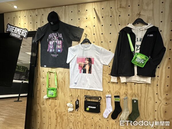 ▲夢想家球團推出三上悠亞周邊商品。(圖/記者蔡厚瑄攝)