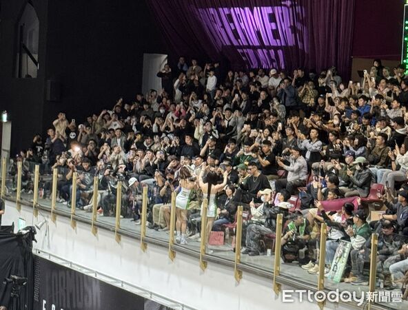 ▲三上悠亞成福爾摩沙啦啦隊Formosa Sexy最強應援,在球場展現親和力,讓粉絲暴動。(圖/記者蔡厚瑄攝)