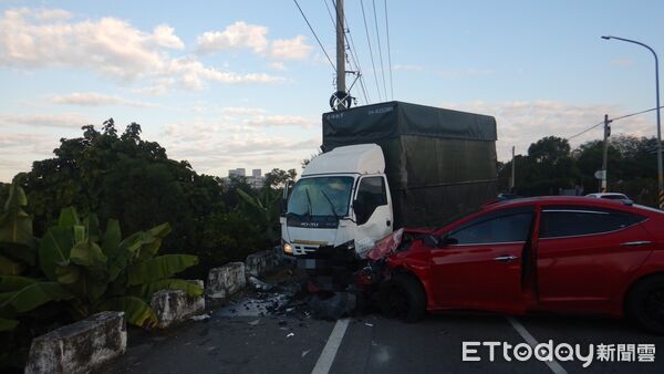 ▲彰化縣田中鎮東閔路一段清晨發生對撞車禍。(圖/記者唐詠絮翻攝)