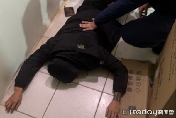 ▲褚姓男子凌晨朝派出所旁空地丟擲汽油彈,警方迅速循線在租屋處壓制逮捕。(圖/中壢警分局提供)