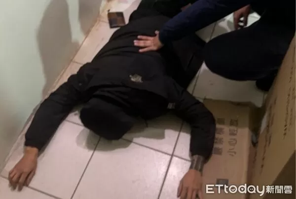 ▲褚姓男子凌晨朝派出所旁空地丟擲汽油彈,警方迅速循線在租屋處壓制逮捕。(圖/中壢警分局提供)