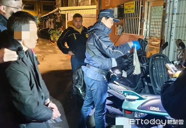 ▲▼再從其機車置箱搜出疑似引燃汽油彈的毛巾。(圖/中壢警分局提供)