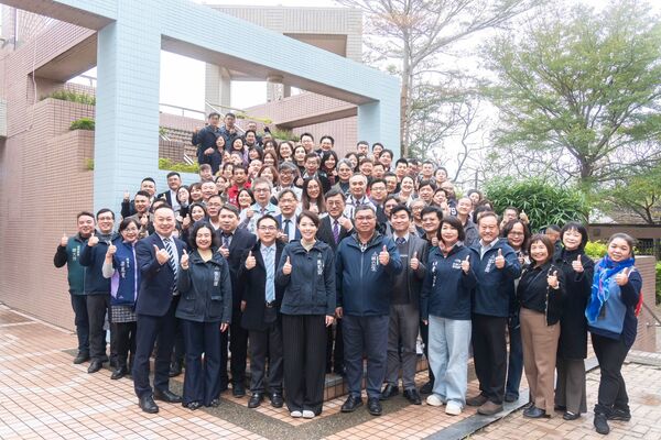 ▲數位實驗高中「感恩茶會暨校舍開放參觀日」合影。(圖/新竹市政府提供)