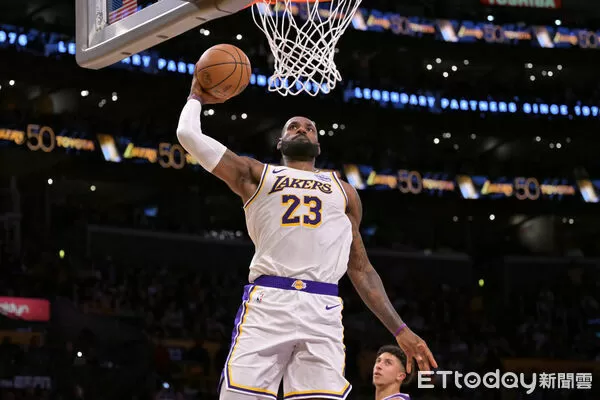 ▲詹姆斯在此役展現了職人級的效率,出賽28分鐘的出賽時間內,以84.6%的命中率13投11中,砍下24分、5助攻與3籃板,正負值達+20,在攻防兩端皆起到領袖作用。(圖/路透)