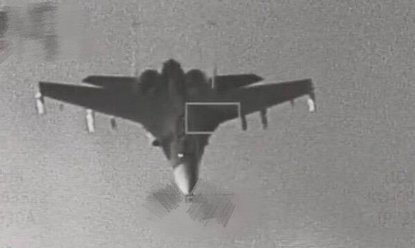 ▲國防部29日釋出空軍F-16戰機監控共軍殲-16機畫面。(圖/國防部提供)