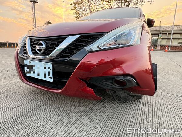 ▲自小客撞上保冰桶受損。(圖/第五公路警察大隊提供)