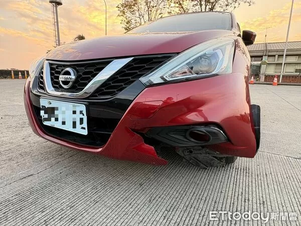 ▲自小客撞上保冰桶受損。(圖/第五公路警察大隊提供)