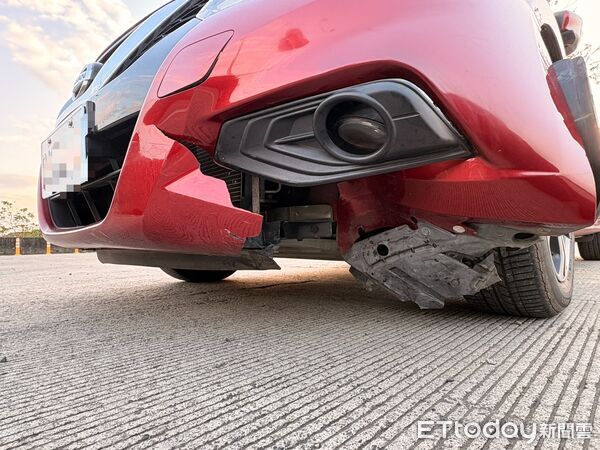 ▲自小客撞上保冰桶受損。(圖/第五公路警察大隊提供)