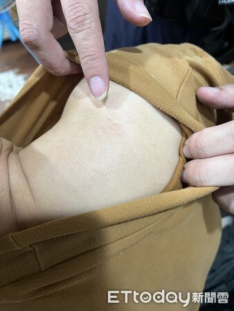 ▲▼監視器拍下薛男從機車置物箱拿出斧頭,警方查扣犯案用未開封斧頭,被害的陳男肩部、手部受傷 。(圖/記者陳以昇翻攝)