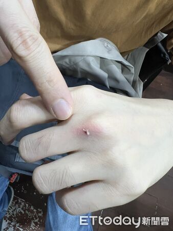 ▲▼監視器拍下薛男從機車置物箱拿出斧頭,警方查扣犯案用未開封斧頭,被害的陳男肩部、手部受傷 。(圖/記者陳以昇翻攝)