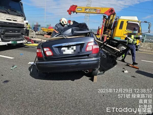 ▲40歲海巡空勤吊掛分隊上士國道車禍亡,胞妹醫院門口痛哭。(圖/記者唐詠絮翻攝,下同)