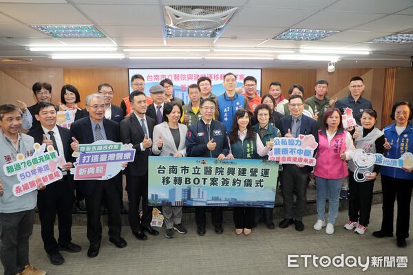 ▲台南市立醫院BOT案今正式簽約,市長黃偉哲與秀傳醫療社團法人董事長黃士維共同見證,衛生局李翠鳳局長、市立醫院院長蔡良敏簽署BOT契約,引進七十六億元投資增設腫瘤大樓,續營五十年守護市民健康。(記者林東良翻攝,下同)