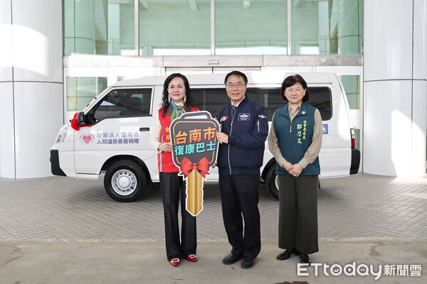 ▲台南市人間道慈善會捐贈1輛復康巴士,市長黃偉哲代表市府受贈並回贈感謝狀,感謝善心團體支持身障交通服務。(記者林東良翻攝,下同)