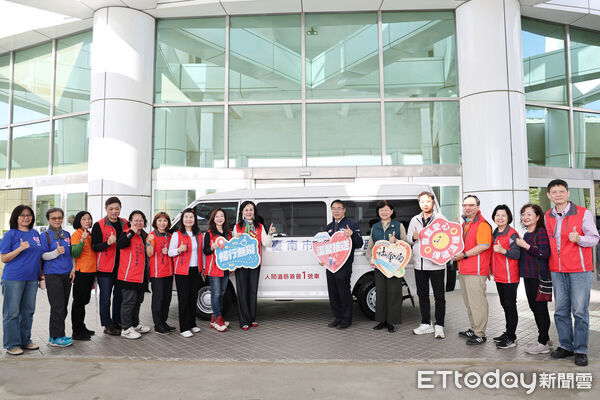 ▲台南市人間道慈善會捐贈1輛復康巴士,市長黃偉哲代表市府受贈並回贈感謝狀,感謝善心團體支持身障交通服務。(記者林東良翻攝,下同)