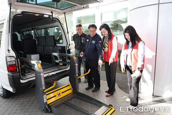 ▲台南市人間道慈善會捐贈1輛復康巴士,市長黃偉哲代表市府受贈並回贈感謝狀,感謝善心團體支持身障交通服務。(記者林東良翻攝,下同)