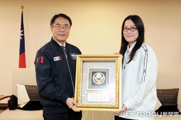 ▲市長黃偉哲頒發「台南之光」獎牌,表揚台南選手在2025達福林匹克運動會勇奪佳績。(記者林東良翻攝,下同)