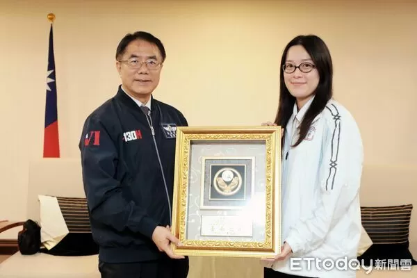 ▲市長黃偉哲頒發「台南之光」獎牌,表揚台南選手在2025達福林匹克運動會勇奪佳績。(記者林東良翻攝,下同)