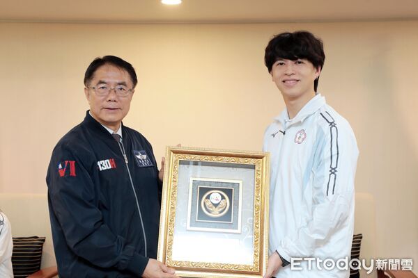 ▲市長黃偉哲頒發「台南之光」獎牌,表揚台南選手在2025達福林匹克運動會勇奪佳績。(記者林東良翻攝,下同)