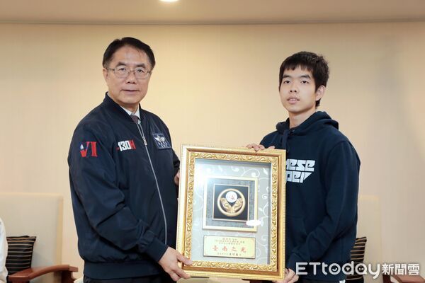 ▲市長黃偉哲頒發「台南之光」獎牌,表揚台南選手在2025達福林匹克運動會勇奪佳績。(記者林東良翻攝,下同)
