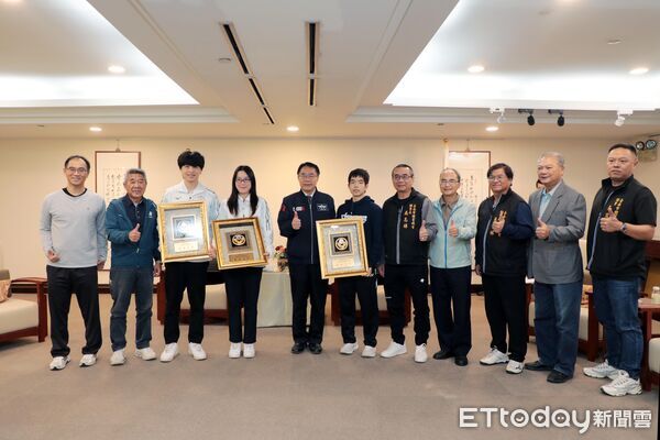 ▲市長黃偉哲頒發「台南之光」獎牌,表揚台南選手在2025達福林匹克運動會勇奪佳績。(記者林東良翻攝,下同)