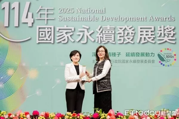 ▲呂莉萍代表領取國家永續發獎。(圖/耀登科技提供)