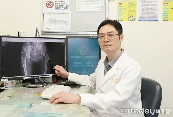 ▲黃贊文建議陳小姐進行「微創正前開髖關節置換手術」。(圖/記者游瓊華翻攝)