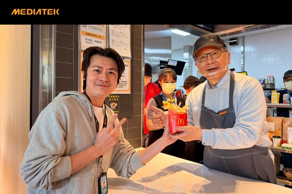 ▲麥當勞進駐聯發科新竹總部,蔡力行親站櫃檯送薯條。(圖/翻攝自Facebook/MediaTek Taiwan)