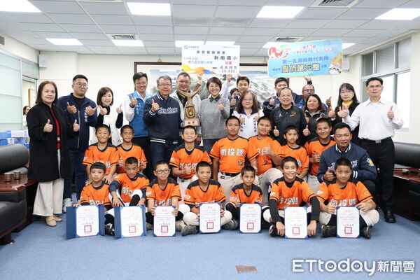 ▲新街國小棒球隊於台彩威力盃全國少棒賽奪冠,南投縣長許淑華勉勇敢追夢。(圖/南投縣政府提供)