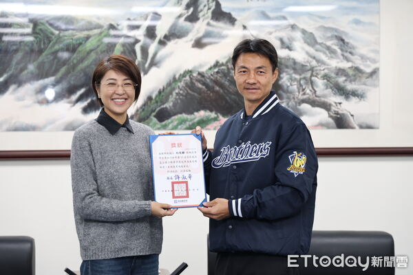 ▲新街國小棒球隊於台彩威力盃全國少棒賽奪冠,南投縣長許淑華勉勇敢追夢。(圖/南投縣政府提供)