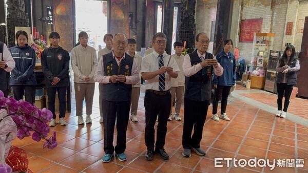 ▲▼ 永慶高中締造紀錄 九位國手齊謝嘉義城隍廟 。(圖/永慶高中提供)