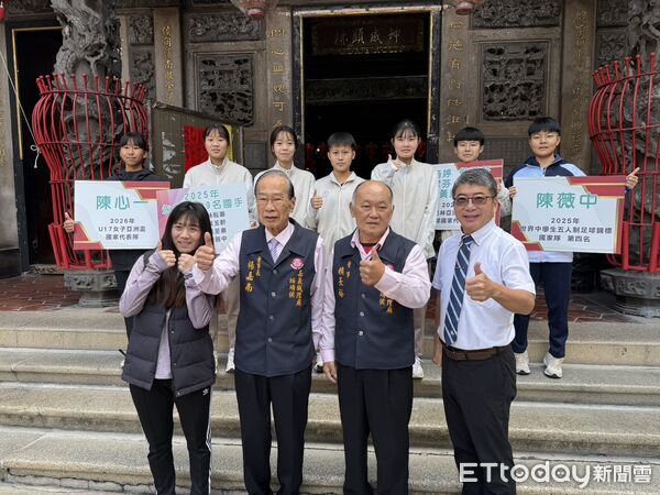 ▲▼ 永慶高中締造紀錄 九位國手齊謝嘉義城隍廟 。(圖/永慶高中提供)