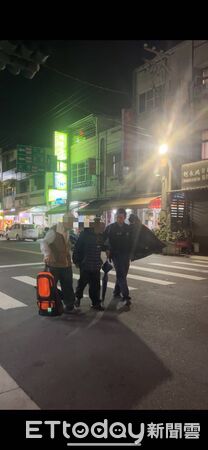 ▲▼ 寒冬送暖協助智能遲緩老翁尋親 。(圖/民雄分局提供)