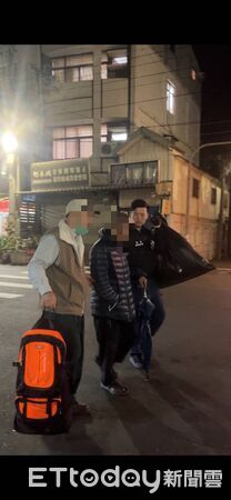 ▲▼ 寒冬送暖協助智能遲緩老翁尋親 。(圖/民雄分局提供)