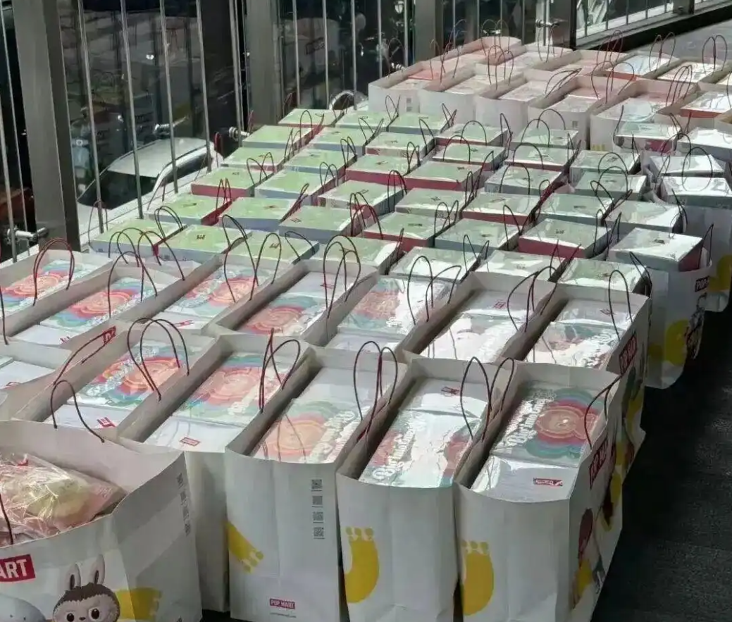 ▲先前黃牛囤貨的畫面。(圖/翻攝自微博)