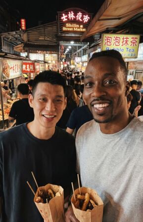 ▲「魔獸」霍華德在個人社群放上大量AI合成圖,內容都是與林書豪共遊台灣的逗趣畫面。(圖/取自霍華德IG)