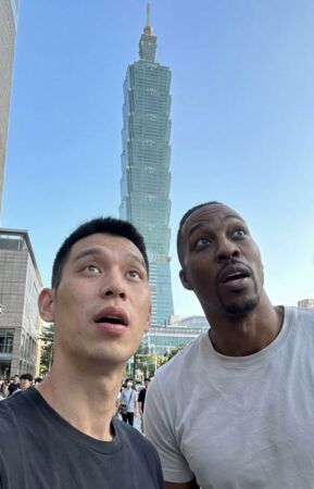 ▲「魔獸」霍華德在個人社群放上大量AI合成圖,內容都是與林書豪共遊台灣的逗趣畫面。(圖/取自霍華德IG)