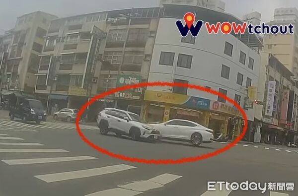 ▲▼蘇男駕駛的自小客車,直接撞擊在路口待轉的多元計程車,衝擊力讓兩車瞬間在路面上「彈跳」。(圖/記者吳世龍翻攝)