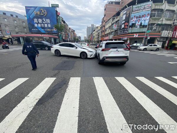 ▲▼蘇男駕駛的自小客車,直接撞擊在路口待轉的多元計程車,衝擊力讓兩車瞬間在路面上「彈跳」。(圖/記者吳世龍翻攝)