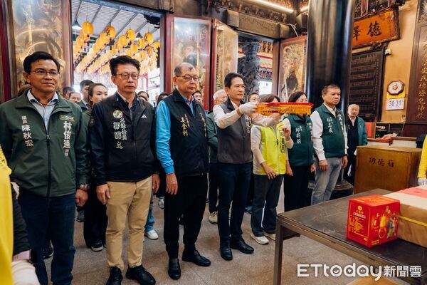 ▲立委林俊憲30日舉辦首場「台南團結車隊大會師」,自下營出發前往麻豆,沿途獲得鄉親熱情揮手支持。(記者林東良翻攝,下同)