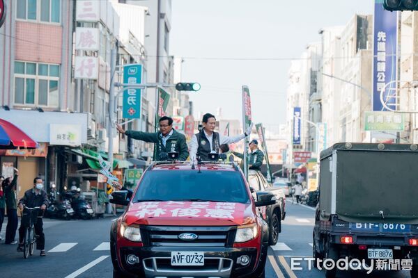 ▲立委林俊憲30日舉辦首場「台南團結車隊大會師」,自下營出發前往麻豆,沿途獲得鄉親熱情揮手支持。(記者林東良翻攝,下同)