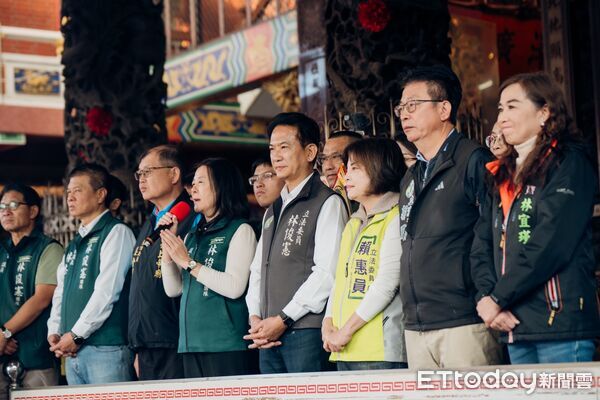 ▲立委林俊憲30日舉辦首場「台南團結車隊大會師」,自下營出發前往麻豆,沿途獲得鄉親熱情揮手支持。(記者林東良翻攝,下同)