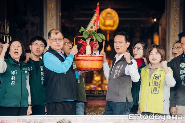 ▲立委林俊憲30日舉辦首場「台南團結車隊大會師」,自下營出發前往麻豆,沿途獲得鄉親熱情揮手支持。(記者林東良翻攝,下同)