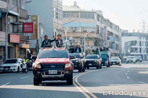▲立委林俊憲30日舉辦首場「台南團結車隊大會師」,自下營出發前往麻豆,沿途獲得鄉親熱情揮手支持。(記者林東良翻攝,下同)