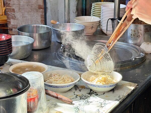 ▲▼阿婆乾麵餛飩湯。(圖/部落客VIVIYU小世界授權提供)
