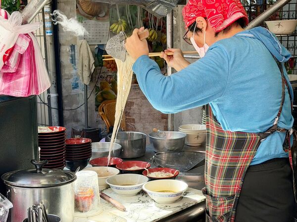 ▲▼阿婆乾麵餛飩湯。(圖/部落客VIVIYU小世界授權提供)