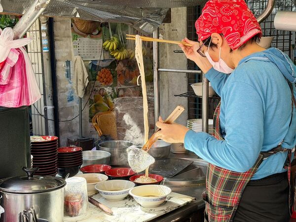 ▲▼阿婆乾麵餛飩湯。(圖/部落客VIVIYU小世界授權提供)