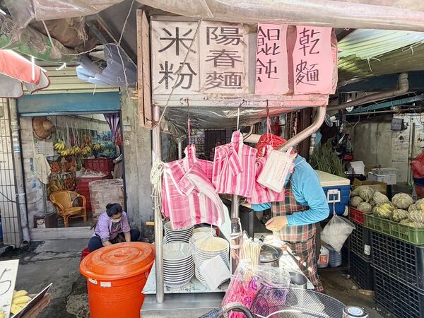 ▲▼阿婆乾麵餛飩湯。(圖/部落客VIVIYU小世界授權提供)