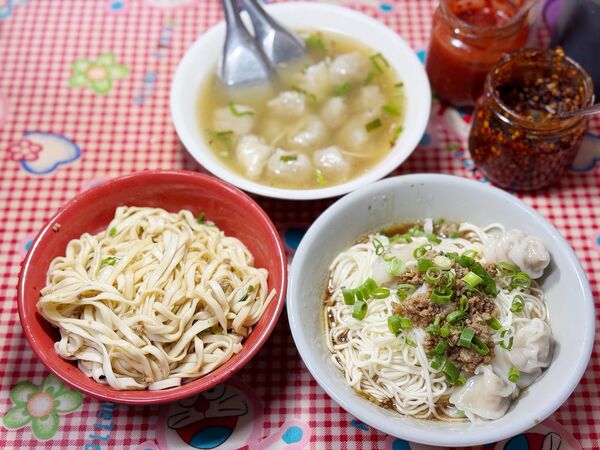 ▲▼阿婆乾麵餛飩湯。(圖/部落客VIVIYU小世界授權提供)