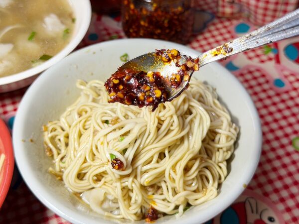 ▲▼阿婆乾麵餛飩湯。(圖/部落客VIVIYU小世界授權提供)